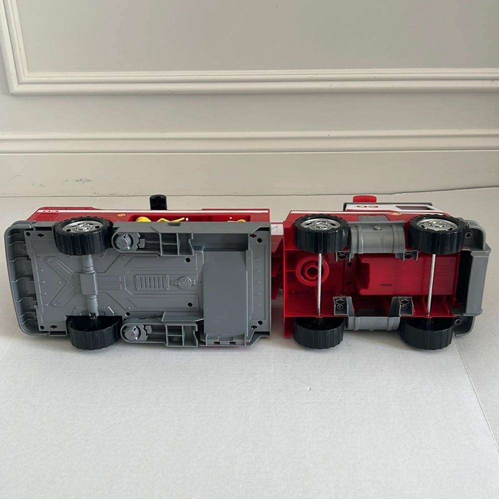 Paw Patrol Ultimate Rescue Fire Truck w/Extendable 2 ft. Tall Ladder Marshall - Picture 14 of 17